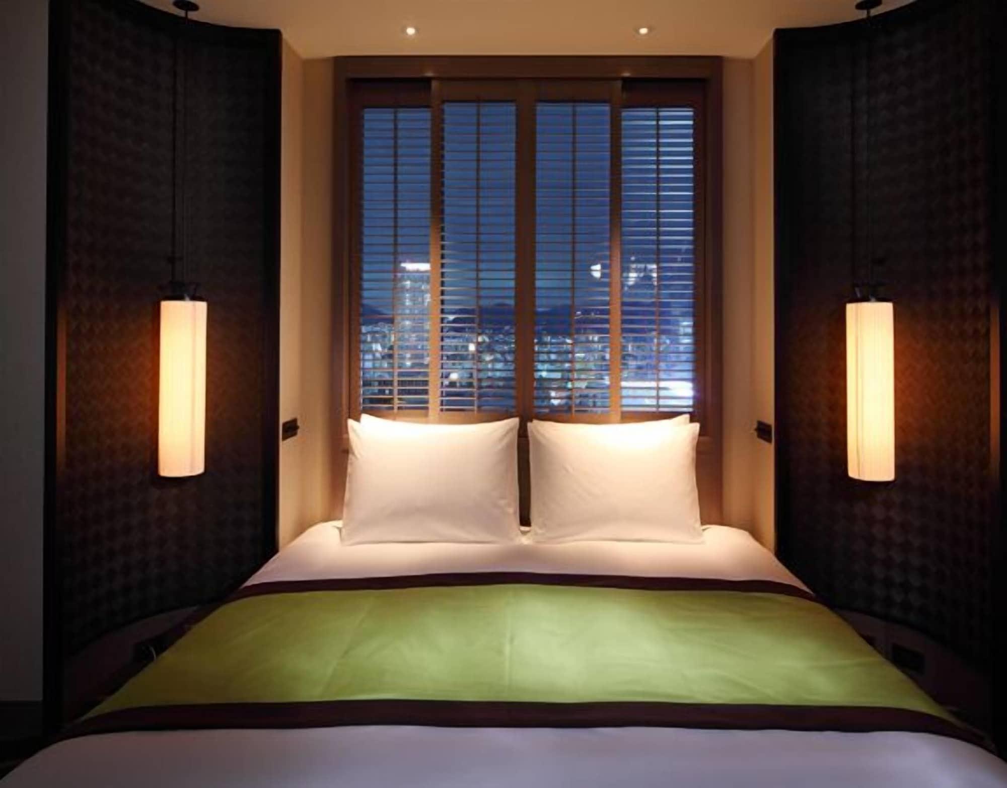 Oriental Hotel Kobe Exteriör bild A bedroom at the hotel
