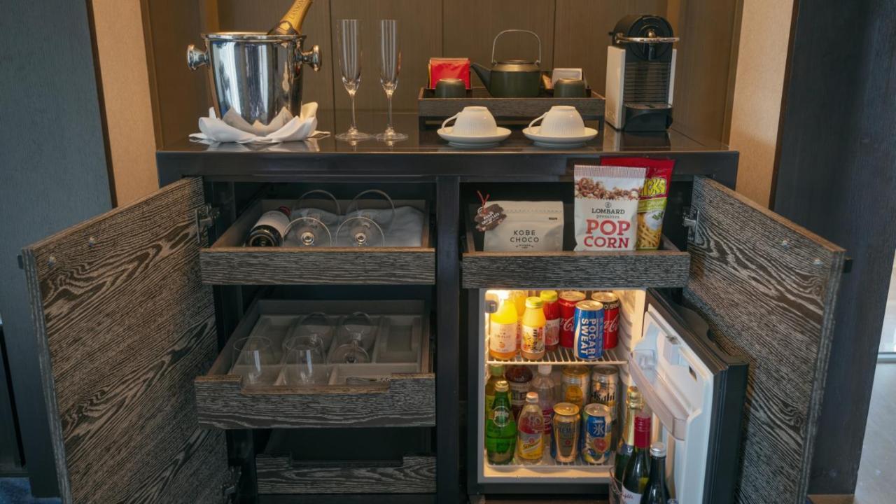 Oriental Hotel Kobe Exteriör bild A mini-bar in a hotel room