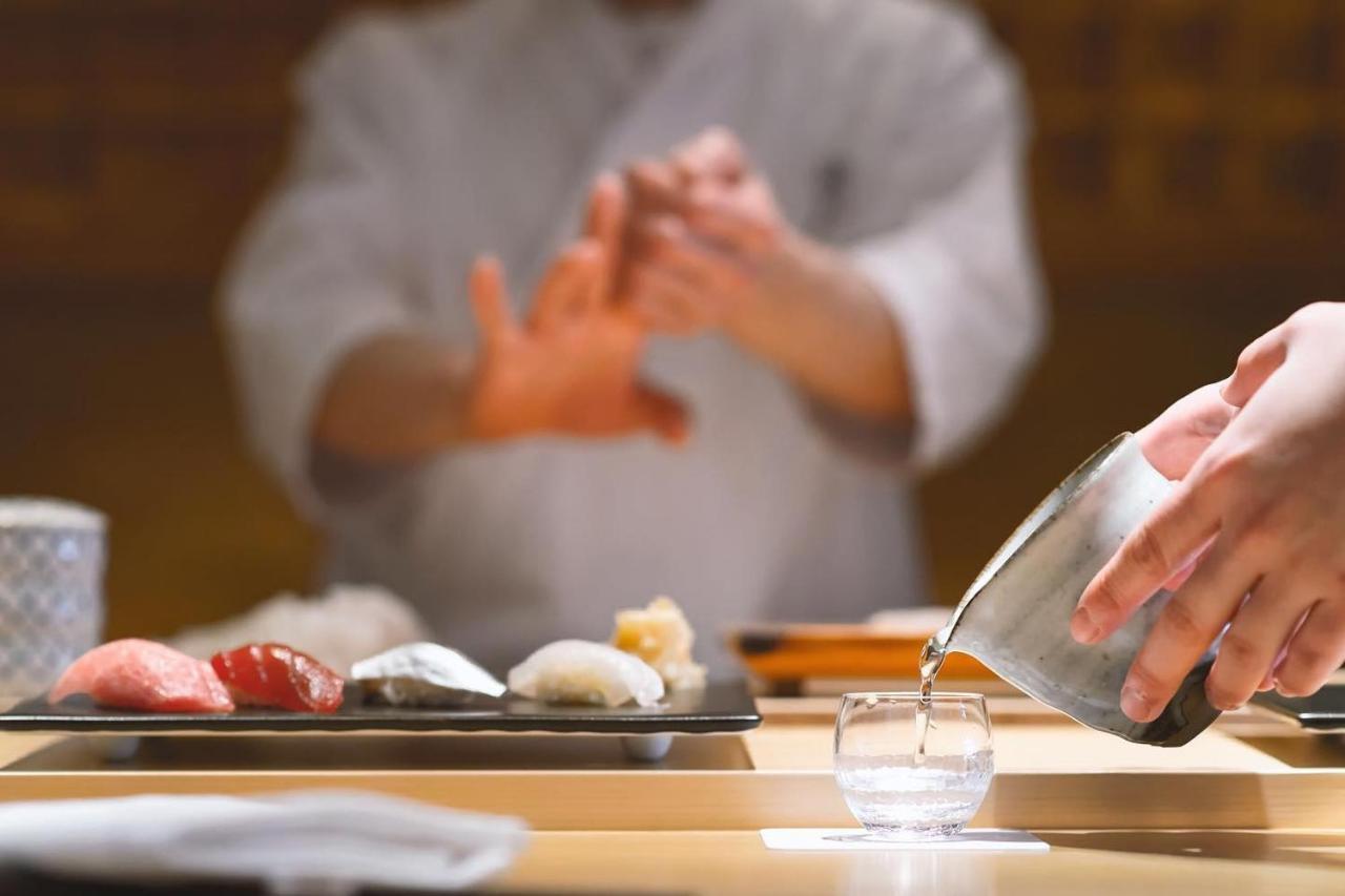 Oriental Hotel Kobe Exteriör bild A sushi chef preparing sushi