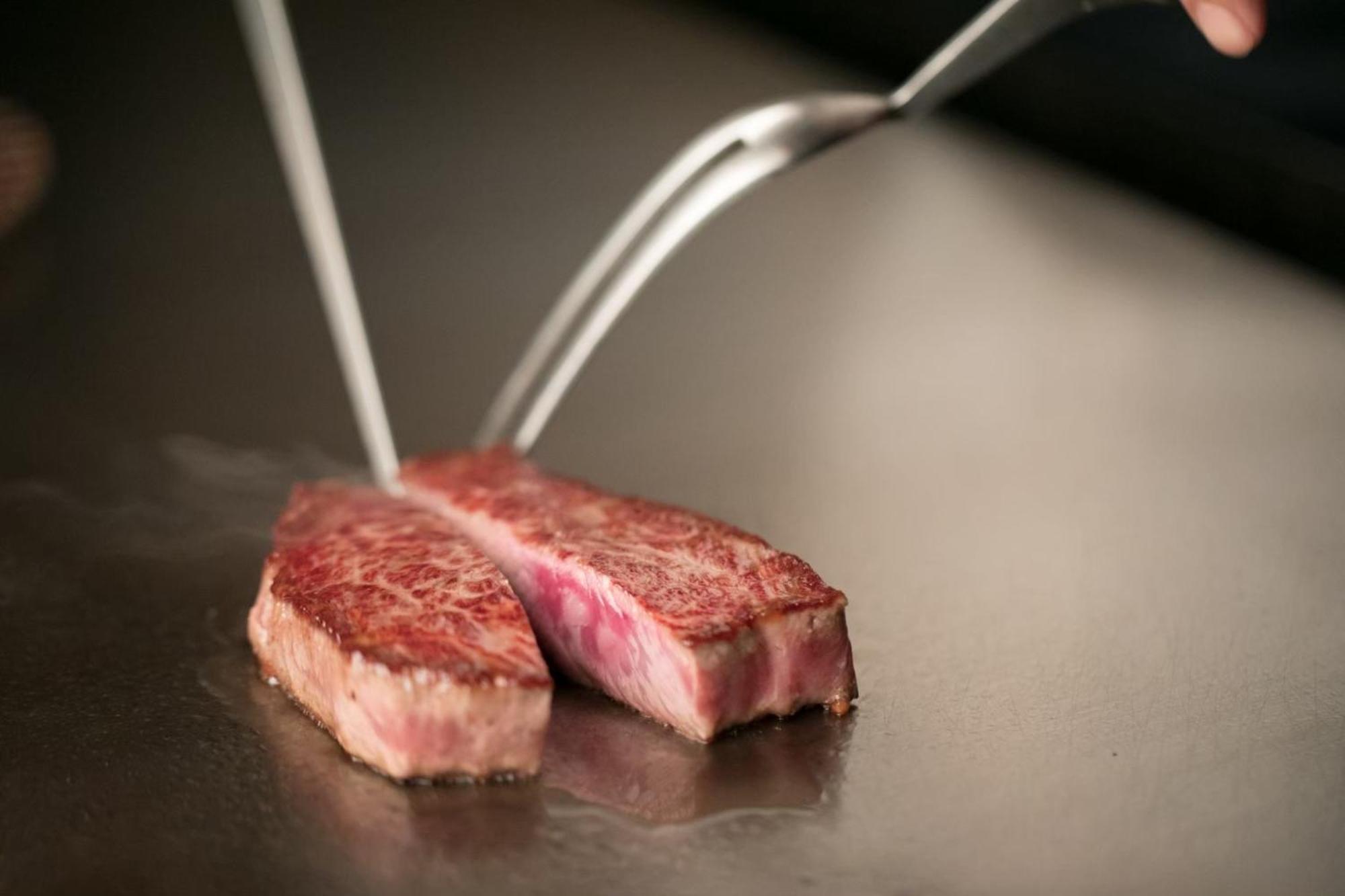 Oriental Hotel Kobe Exteriör bild A steak being cut with a knife and fork